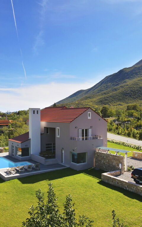 Villa Jure: Esterni, Giardino