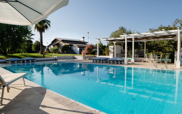 Villa Antici: all'aperto, Esterni, Piscina