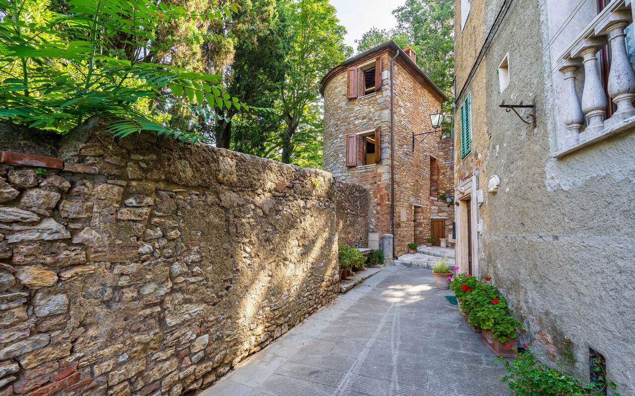 Torre di Serre: all'aperto, Esterni