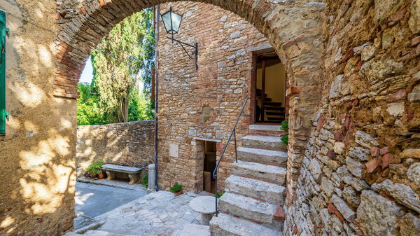 Torre di Serre: all'aperto, Esterni