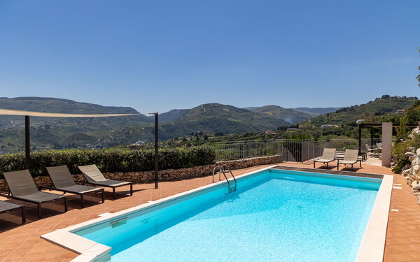 Villa Petra: all'aperto, Esterni, Piscina