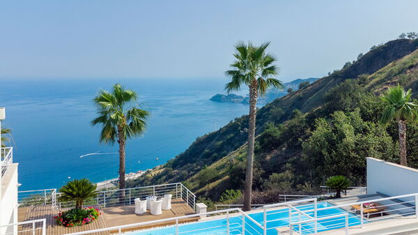 Villa Elysium: all'aperto, Esterni, Piscina, Vista Panoramica