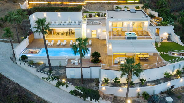 Villa Elysium: all'aperto, Esterni, Piscina