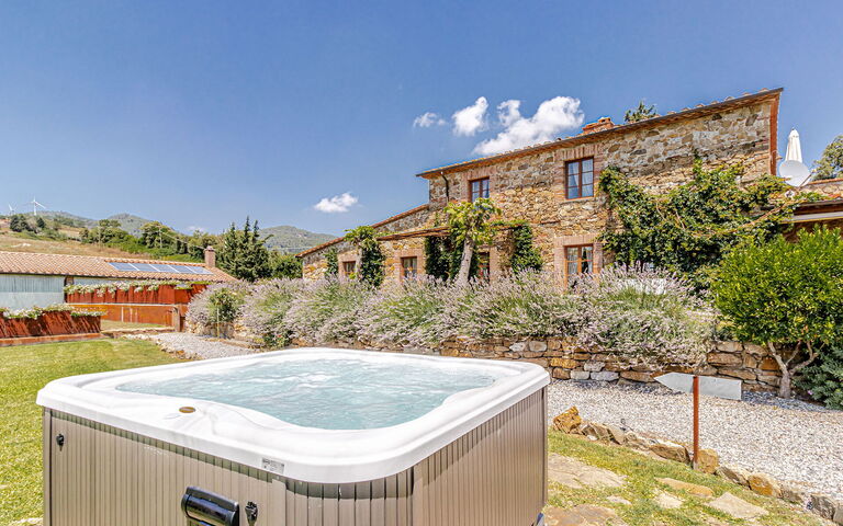 Chateau La Siroque: all'aperto, Esterni, Giardino, Idromassaggio