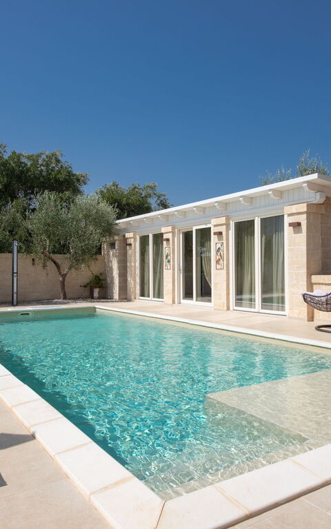 Terra Mater: all'aperto, Esterni, Piscina