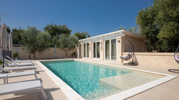 Terra Mater: all'aperto, Esterni, Piscina