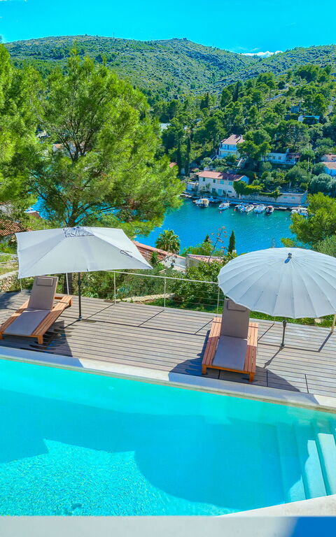 Villa Pine Haven: all'aperto, Esterni, Piscina