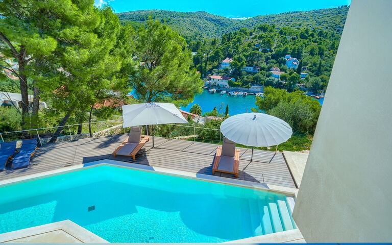 Villa Pine Haven: all'aperto, Esterni, Piscina