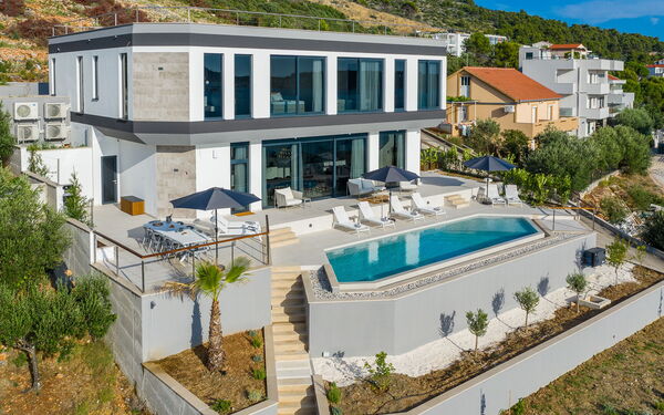 Villa Allina: Piscina, Vista Panoramica