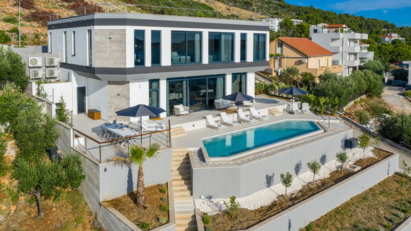 Villa Allina: Piscina, Vista Panoramica