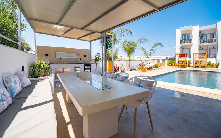 Christianna Apartments: all'aperto, Balcone / Terrazza / Patio, Piscina