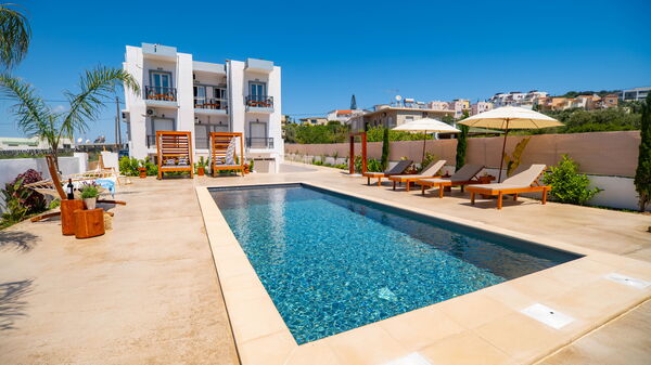 Christianna Apartments: all'aperto, Piscina