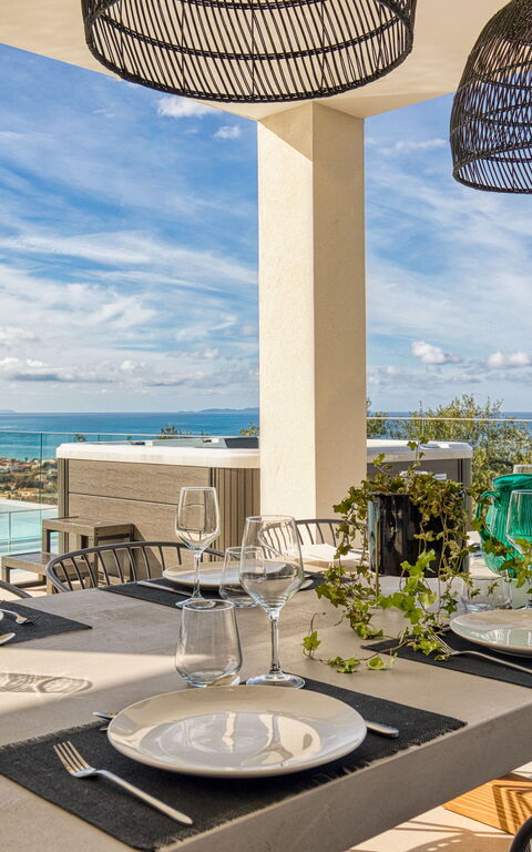 Villa Dominante: all'aperto, Balcone / Terrazza / Patio, Esterni, Piscina, Vista Panoramica