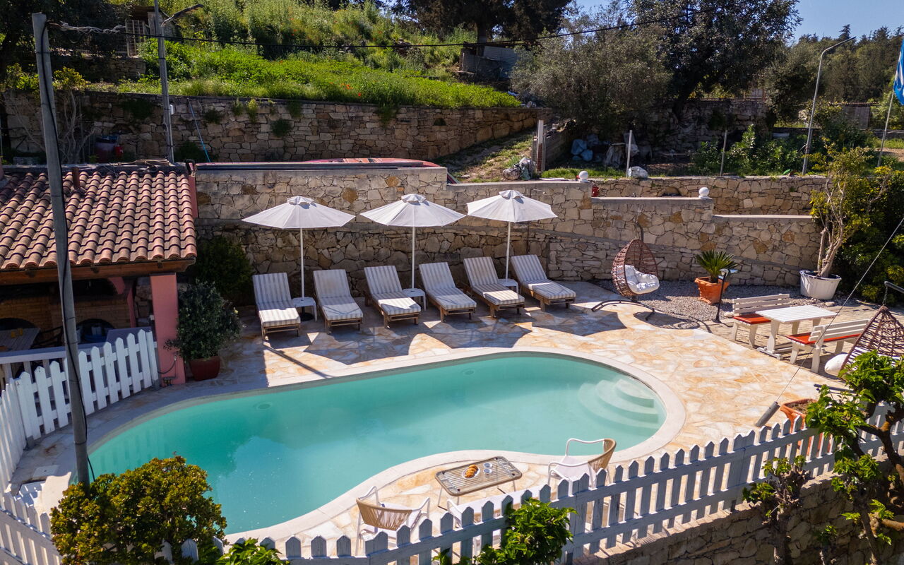 Villa Nikolas: all'aperto, Esterni, Piscina
