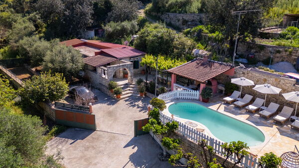 Villa Nikolas: Piscina, Vista Panoramica