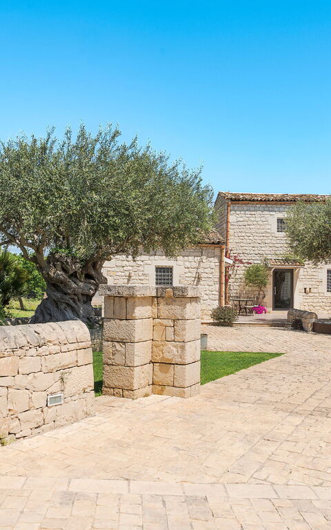 Corte Antigua: all'aperto, Entrata Principale, Esterni