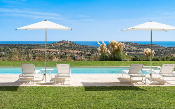 Villa Petite Afrique: all'aperto, Esterni, Giardino, Piscina