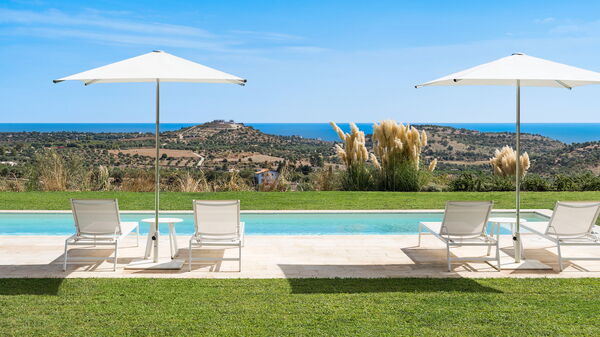 Villa Petite Afrique: all'aperto, Esterni, Giardino, Piscina