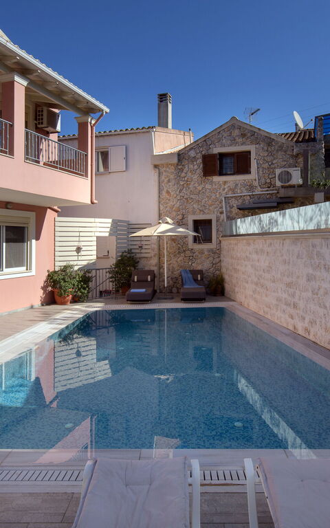 Doctor'S House: all'aperto, Esterni, Piscina