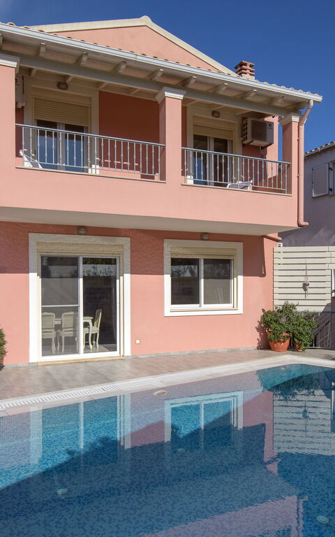 Doctor'S House: all'aperto, Esterni, Piscina