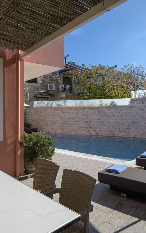 Doctor'S House: all'aperto, Esterni, Piscina