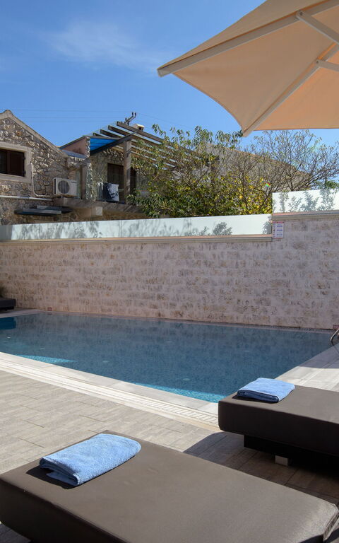 Doctor'S House: all'aperto, Esterni, Piscina