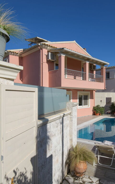 Doctor'S House: all'aperto, Esterni, Piscina