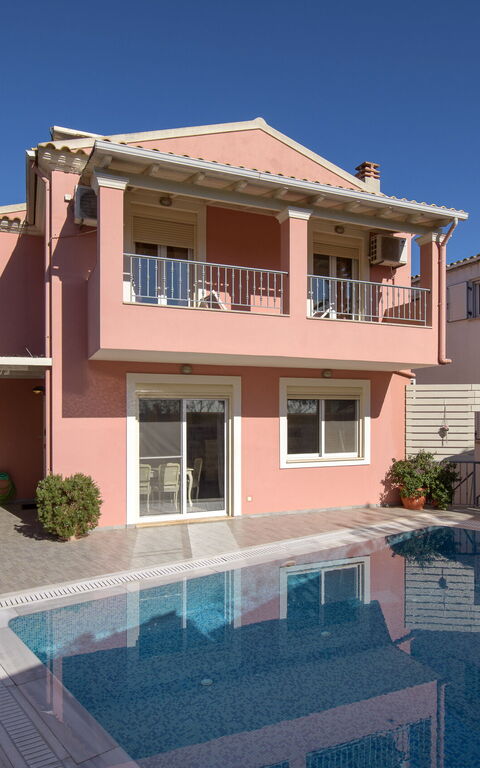 Doctor'S House: all'aperto, Esterni, Piscina