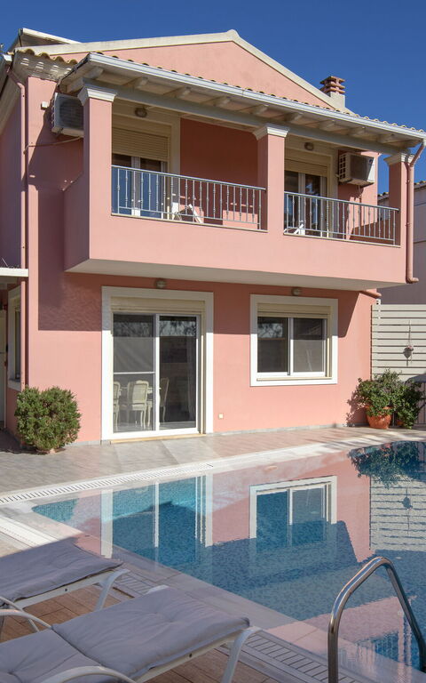 Doctor'S House: all'aperto, Esterni, Piscina