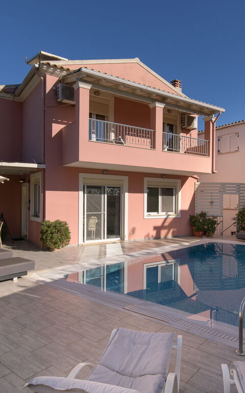 Doctor'S House: all'aperto, Esterni, Piscina