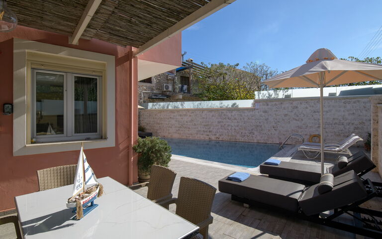 Doctor'S House: all'aperto, Esterni, Piscina