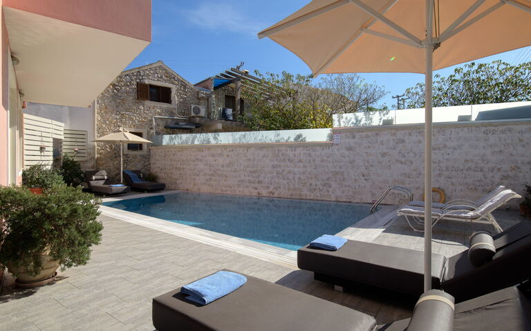 Doctor'S House: all'aperto, Esterni, Piscina