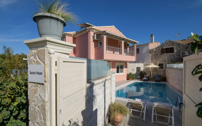 Doctor'S House: all'aperto, Esterni, Piscina