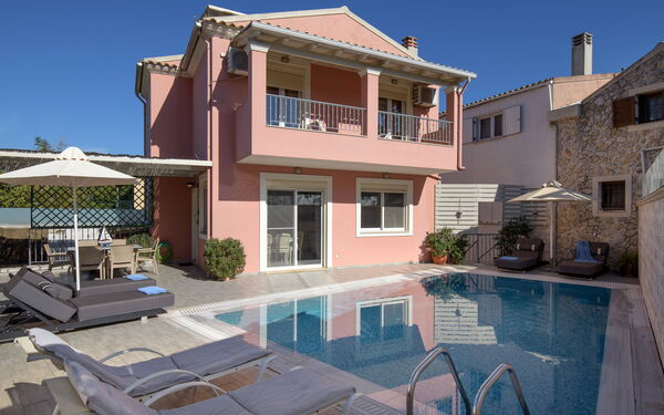 Doctor'S House: all'aperto, Esterni, Piscina