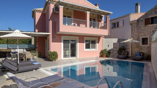 Doctor'S House: all'aperto, Esterni, Piscina