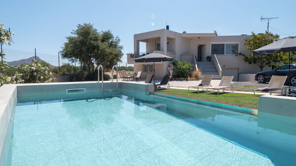 Magnolia: all'aperto, Esterni, Piscina