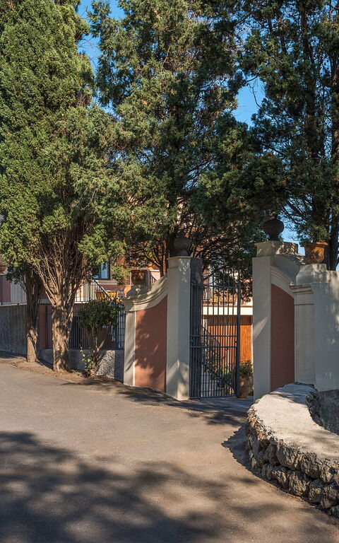 Villa Continella: Entrata Principale, Vista Panoramica