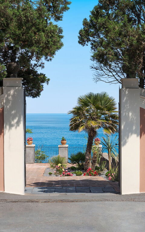 Villa Continella: Entrata Principale, Vista Panoramica