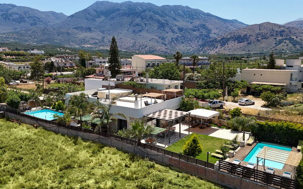 Villa Olympia: Piscina, Vista Panoramica