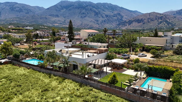Villa Olympia: Piscina, Vista Panoramica