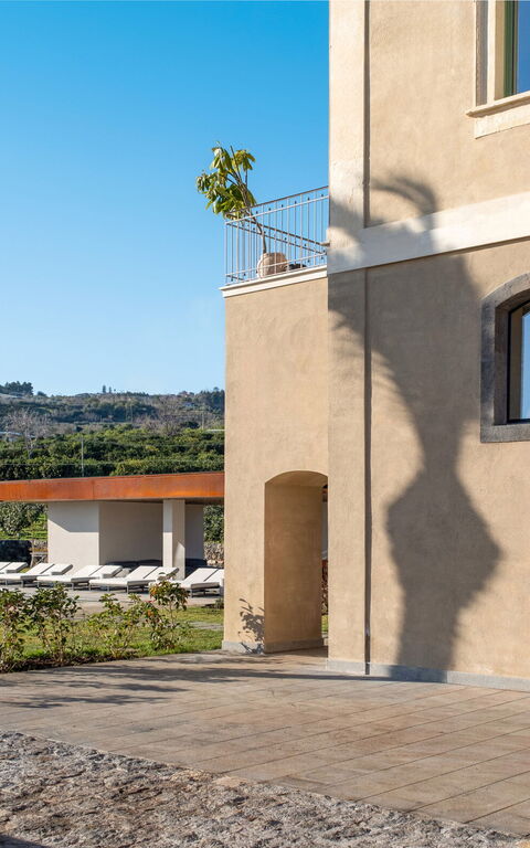 Fiumè: all'aperto, Esterni, Piscina