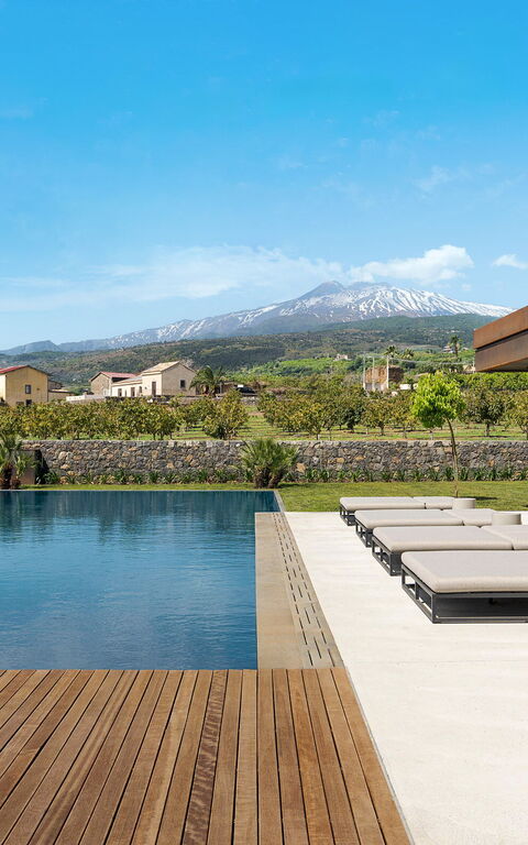 Fiumè: all'aperto, Esterni, Piscina