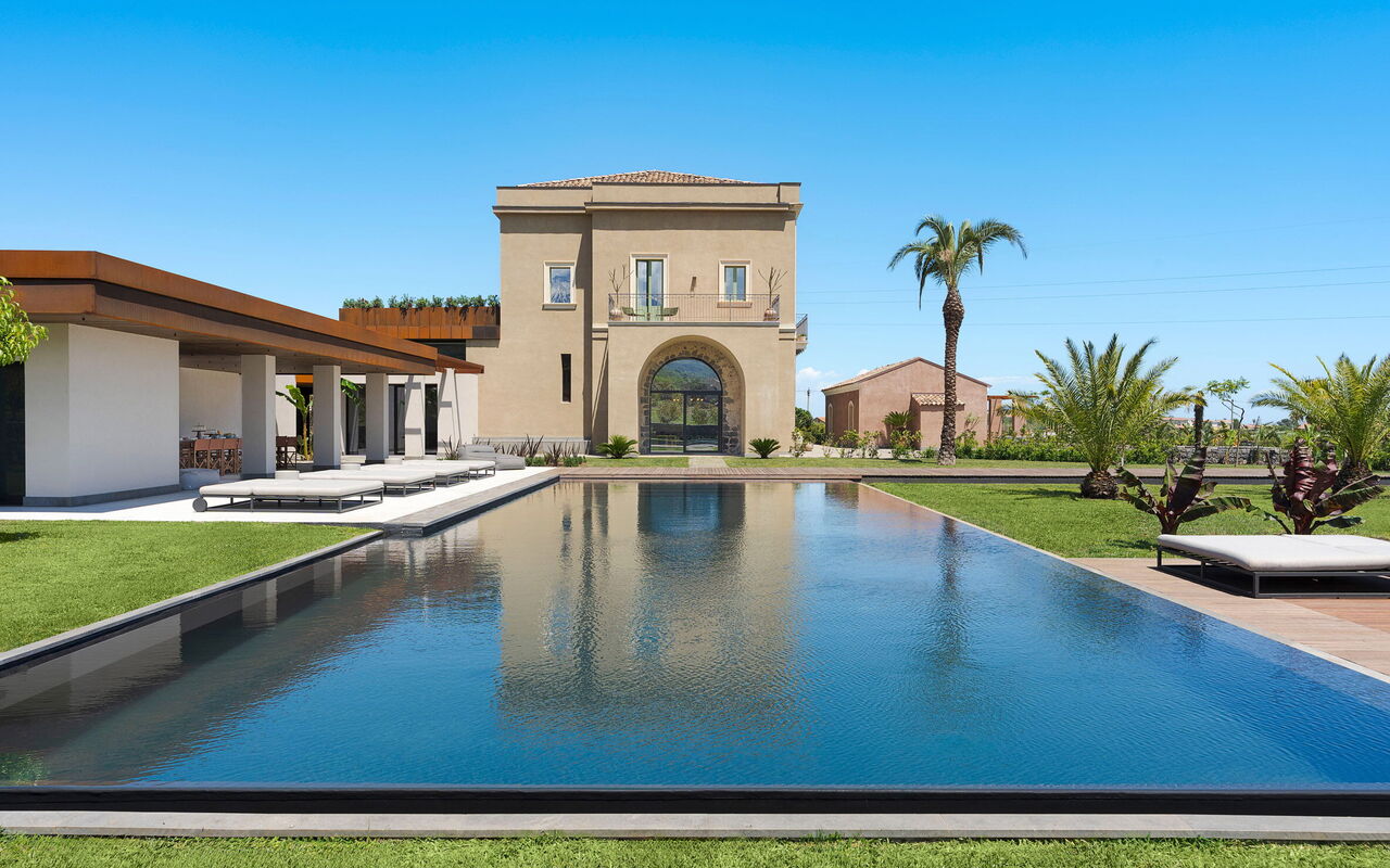 Fiumè: all'aperto, Esterni, Piscina