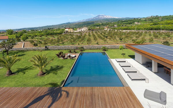 Fiumè: all'aperto, Esterni, Piscina