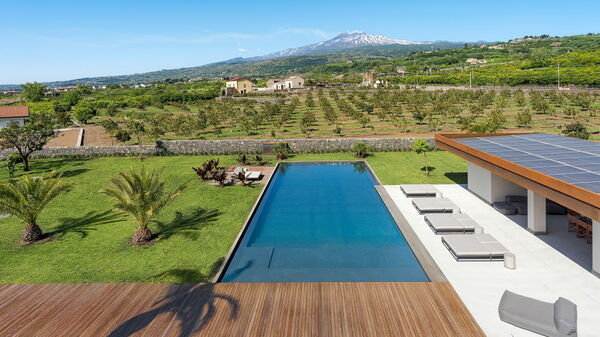 Fiumè: all'aperto, Esterni, Piscina