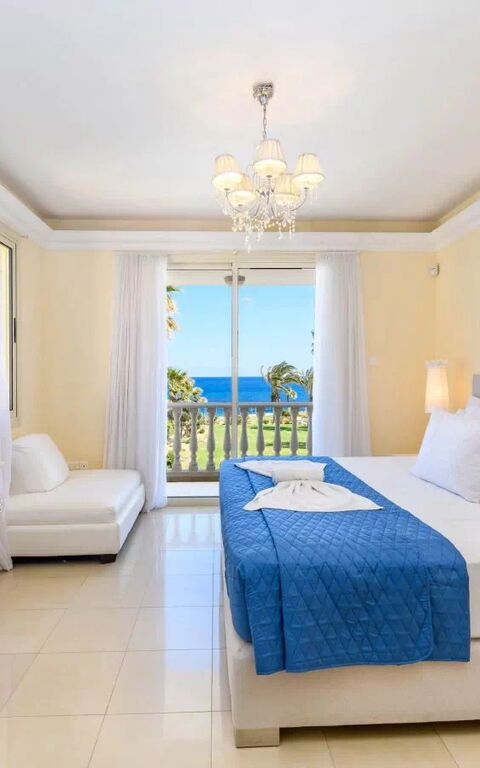 Royal Beachfront Villa: Camera da letto