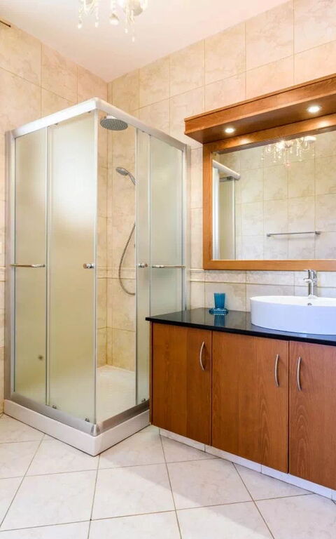 Royal Beachfront Villa: Bagno