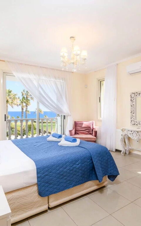 Royal Beachfront Villa: Camera da letto