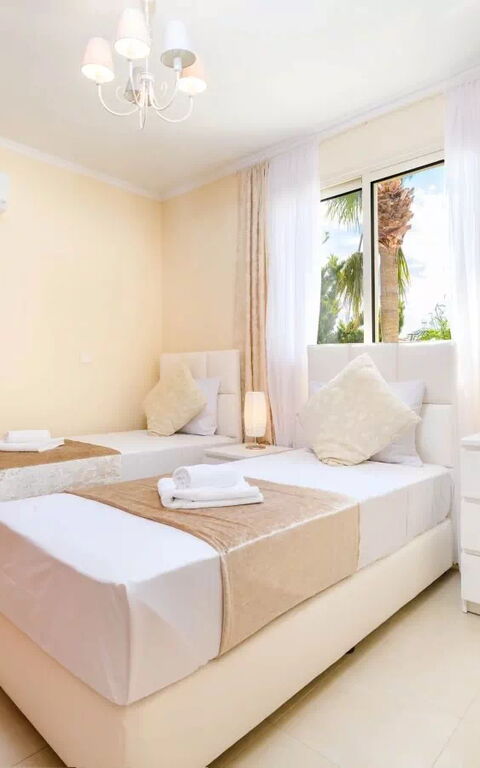 Royal Beachfront Villa: Camera da letto
