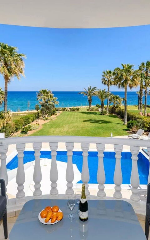 Royal Beachfront Villa: all'aperto, Esterni, Giardino, Piscina, Vista Panoramica